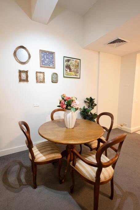 Apartment Vintage Charm In The Heart Of Cbd Close To The Opera House